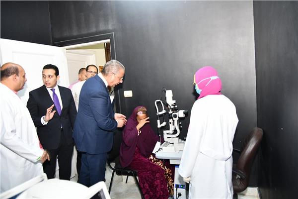 محافظ الفيوم يفاجئ مستشفى سنورس المركزي