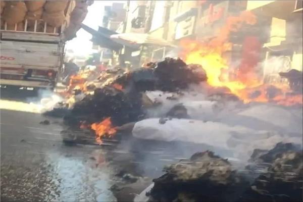 السيطرة على حريق سيارة نقل محملة بالقطن بدائري المعادي