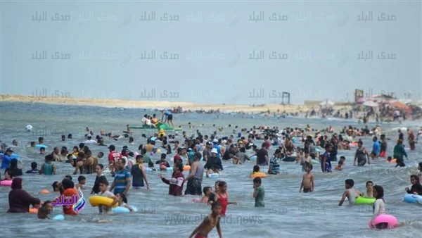 خروج مياه البحر مسافة كبيرة بشواطئ بورسعيد .. شاهد