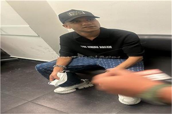 بعد القبض عليه.. ننشر أول صورة لعصام صاصا في مطار القاهرة