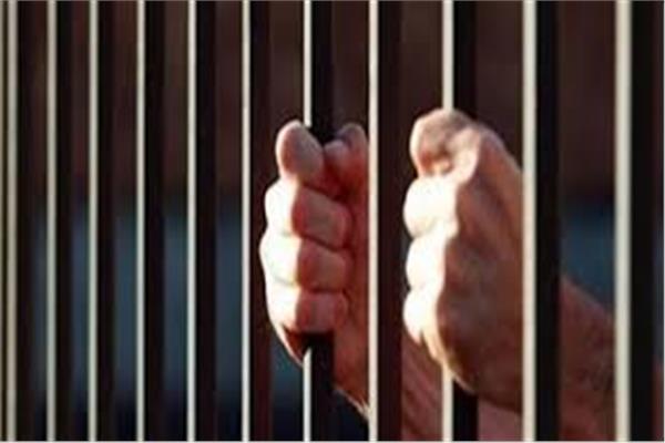 بزعم منحهم شهادات دراسية.. حبس تاجر بتهمة النصب على المواطنين