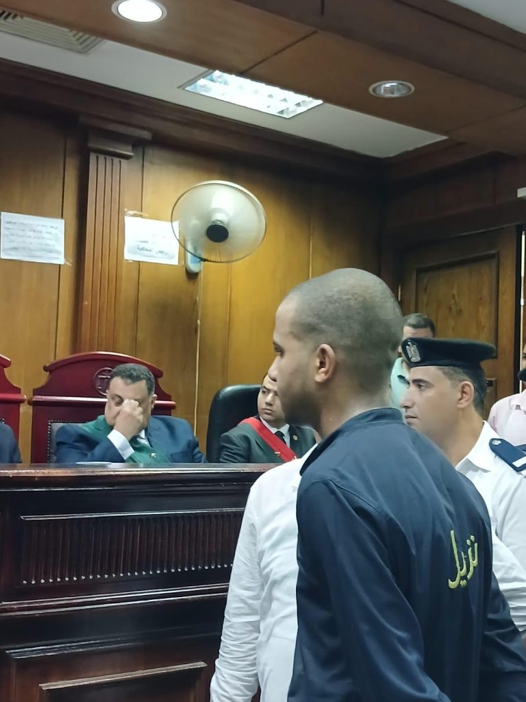 حاول التخفي من الكاميرات.. كيف ظهر عصام صاصا في المحكمة اليوم؟