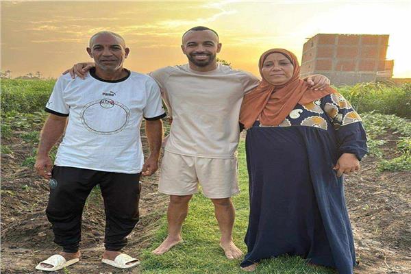 أفشة برفقة والديه بالحقل: هنا أمي وأبي هنا ابدأ من جديد