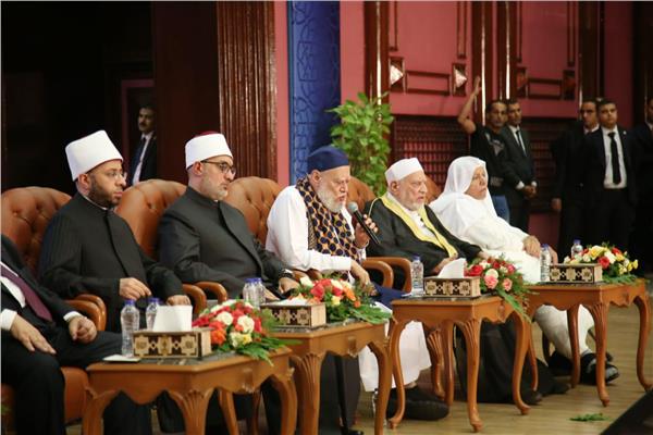 علي جمعة في احتفال «الأشراف» بالمولد النبوي:فرصة لتجديد الولاء للرسول