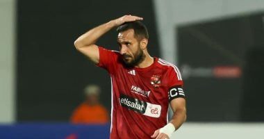 علي معلول بقميص الأهلي الجديد