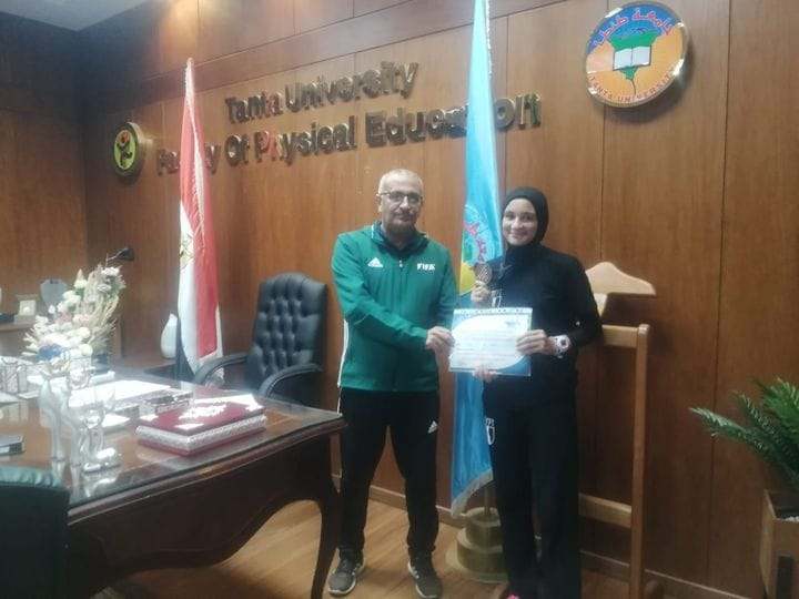 عميد التربية الرياضية يكرم الطالبة هدى الغنام الفائزة برونزية البحر المتوسط.