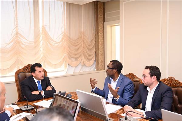 تفاصيل اجتماع وزير الرياضة مع السكرتير العام للكاف