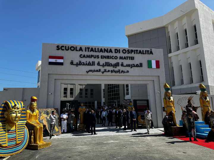 السفير صالح موطلو شن يبحث التعاون السياحي بين دول البحر الأبيض المتوسط خلال لقاءه مع وزيري السياحة الإيطالي والمصري أثناء افتتاح المدرسة الإيطالية الفندقية بالغردقة.