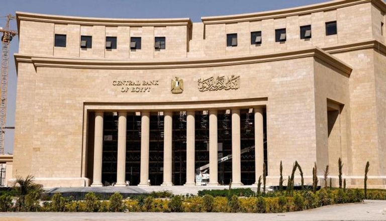 رئيس أكبر بنك تجاري في مصر يتوقع خفض أسعار الفائدة إلى 20%