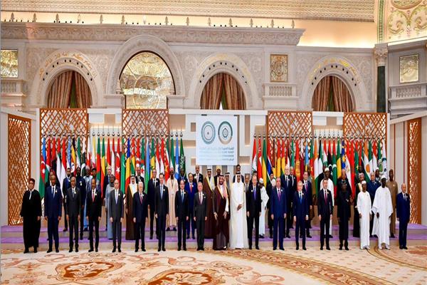 الرئيس السيسي يعود إلى مصر بعد المشاركة في القمة العربية الإسلامية بالرياض