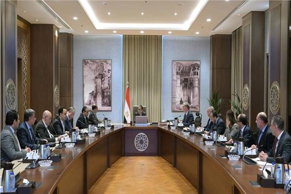 تحويل السيارات الحكومية للعمل بالغاز الطبيعي.. توجيه جديد من «مدبولي»