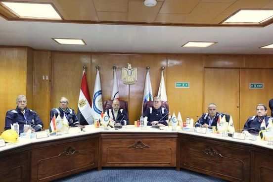 بيان صادر عن وزارة البترول والثروة المعدنية: تفقد المهندس كريم بدوي وزير البترول والثروة المعدنية يرافقه الوزير محمد جبران وزير العمل اليوم حقول بترول بلاعيم في مدينة أبورديس بجنوب سيناء .