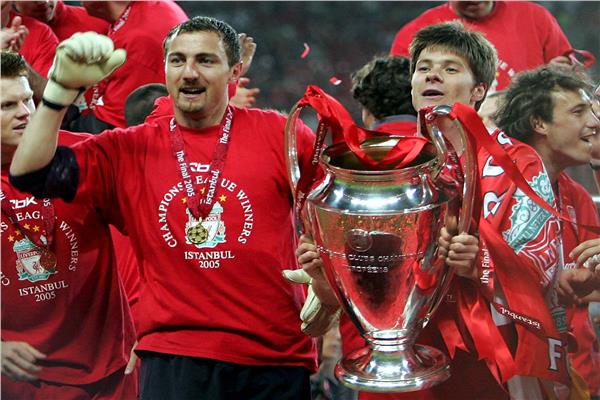 خاص- أسطورة ليفربول عن جائزة فيفا: وجود ميسي للتكريم.. ومحمد صلاح «يستحق»