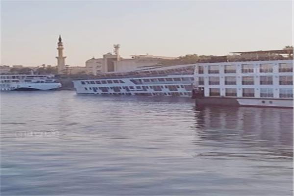 تقل 59 سائحا .. شحوط باخرة سياحية في المنيا