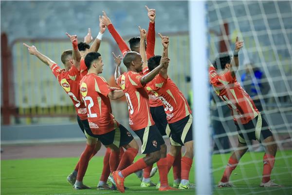 الأهلي يفوز على المصري بثنائية عطية الله وأفشة ويتصدر الدوري