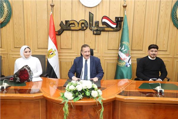 محافظ المنوفية يشهد مراسم عقد قران عروسين ويهديهم الأجهزة الكهربائية