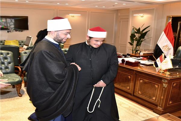 الأوقاف تعلن تكفلها بعلاج صاحب واقعة القطة الشهيرة