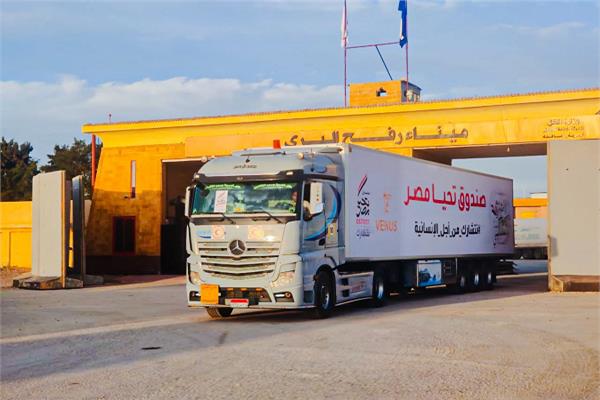 عودة أكثر من 20 شاحنة مساعدات بعد تفريغ حمولاتها بقطاع غزة