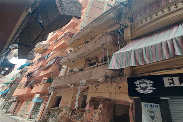 بدء إزالة عقار محرم بك الآيل للسقوط في الإسكندرية