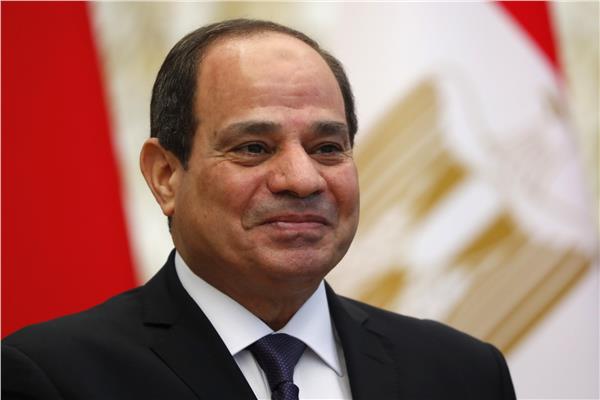 أم الشهيد عمر القاضي تهدي الرئيس السيسي رمزًا لتضحيات نجلها