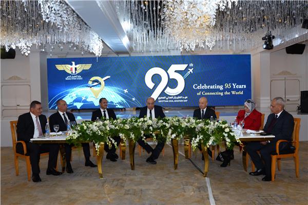 بعد دخول إدارة أجنبية.. وزير الطيران المدني: لامساس بالعمالة المصرية