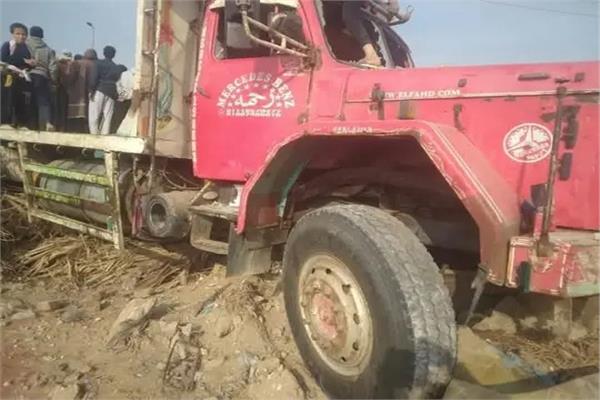 مصرع 5 من أسرة واحدة في حادث دهس سيارة نقل لـتوكتوك بالصف