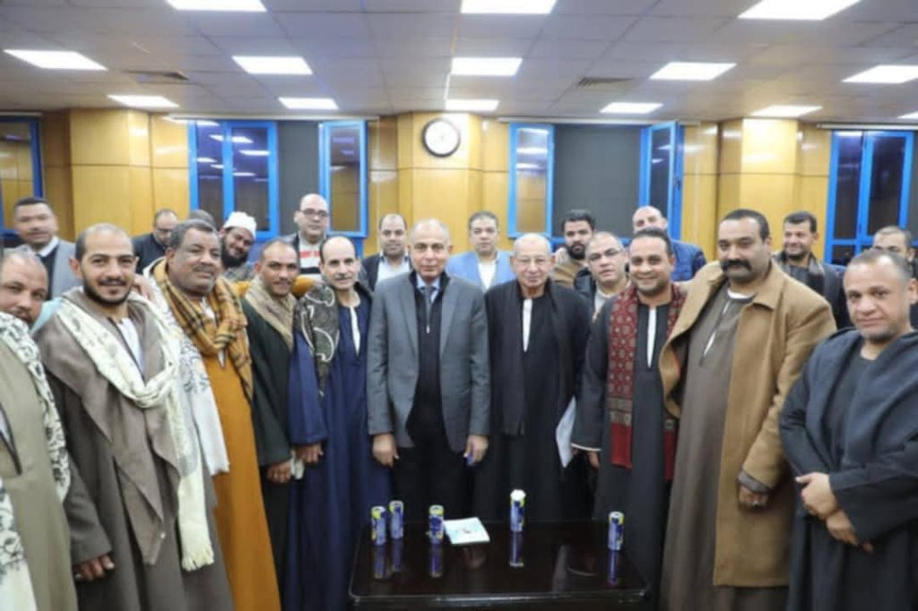 تمهيدا لنقلهم إلى ماقوسة .. محافظ المنيا يواصل لقاءاته مع تجار سوق الحبشى