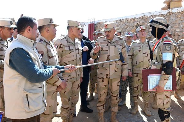 رئيس الأركان يتفقد إجراءات التأمين على الإتجاه الإستراتيجي الغربي