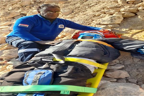 رجال الإسعاف بالسويس يجازفون بحياتهم لانتشال شاب سقط من جبل الجلالة