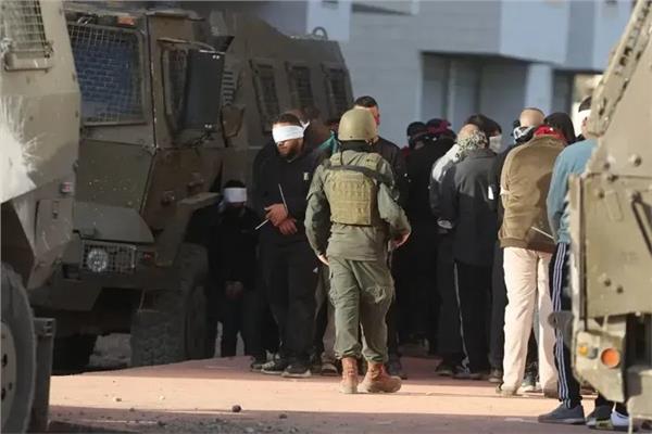 بينهم امرأة.. الاحتلال يعتقل 6 فلسطينيين من محافظة الخليل بالضفة