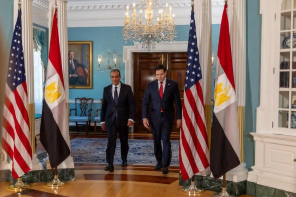 وزير الخارجية والهجرة يعقد جلسة مباحثات مع نظيره الأمريكي