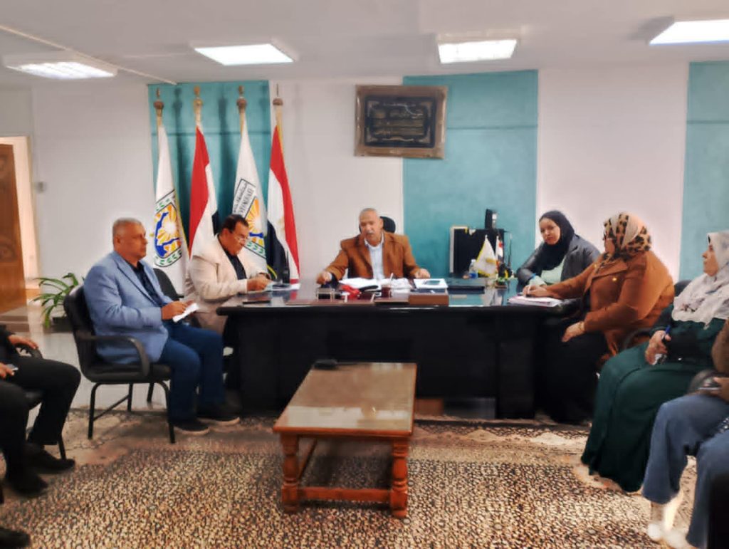 رئيس مجلس مدينة طور سيناء يعقد اجتماع موسعا بمديري الادارات ورؤساء القرى والقطاعات
