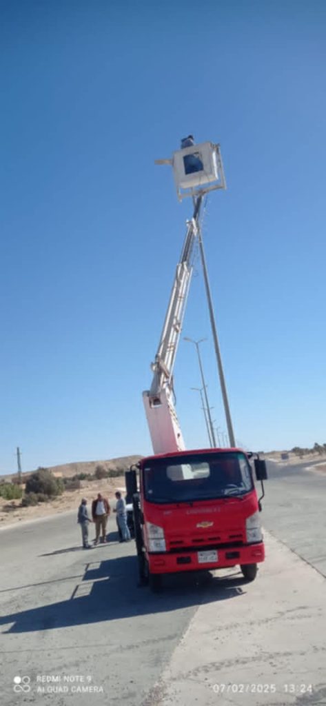 صيانة أعمدة الإنارة العمومية بالطريق الساحلي بطور سيناء