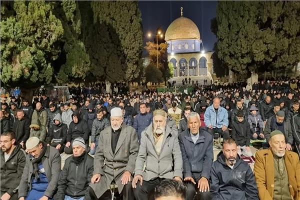 70 ألف مصلٍ يؤدون العشاء والتراويح في المسجد الأقصى وسط إجراءات الاحتلال