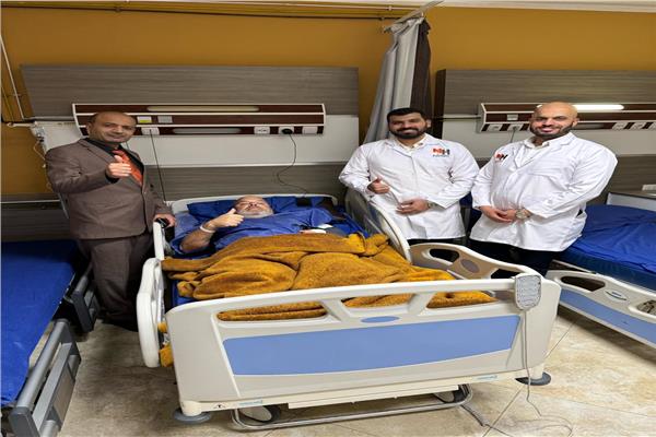 فريق طبي بالغردقة ينقذ يد سائح من الشلل.. وزوجته نثق بالطب المصري