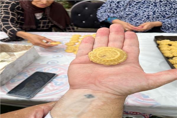 المصريات يُبدعن في نقش «كعك العيد».. شاهد| سيدات الإسكندرية يتحدن لنشر الفرحة