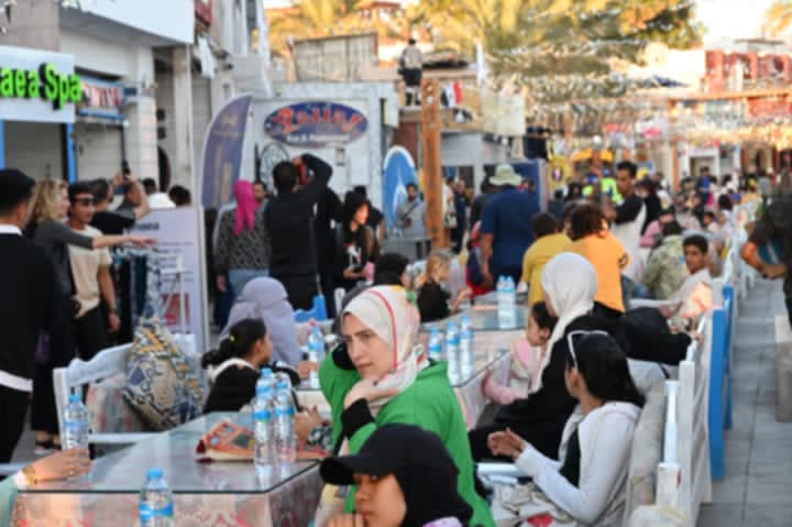 أكثر من 4 ألاف مواطن يشاركون بمائدة إفطار على شاطئ البحر بمدينة دهب