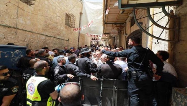 إسرائيل تحرم مسيحيي الضفة من احتفالات «سبت النور»