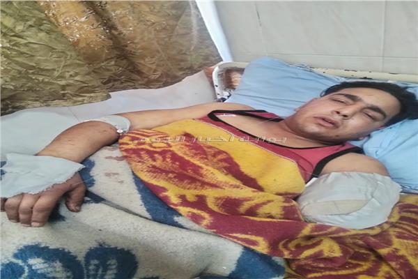 ننشر أول صورة لمساعد مدرب الأسود في حادث السيرك بطنطا بعد بتر ذراعه