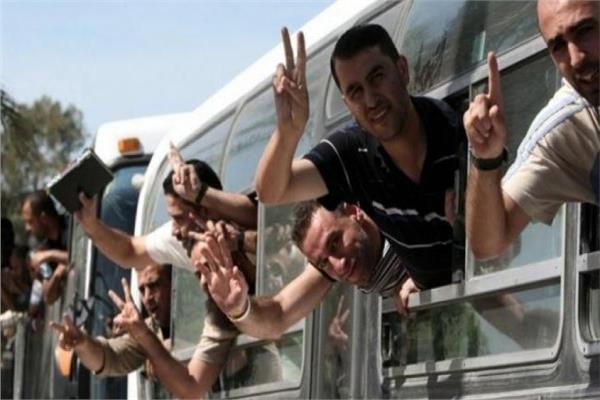 إسرائيل تدرس إعادة اعتقال الأسرى المحررين للضغط على حماس