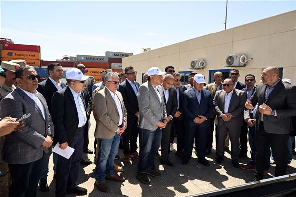 استثمارات 159 مليون دولار.. رئيس الوزراء يتفقد محطة دحرجة السيارات RORO