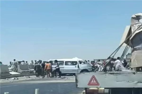 المرور يدفع بمعدات لرفع آثار حادث الطريق الإقليمي بمركز منشأة القناطر