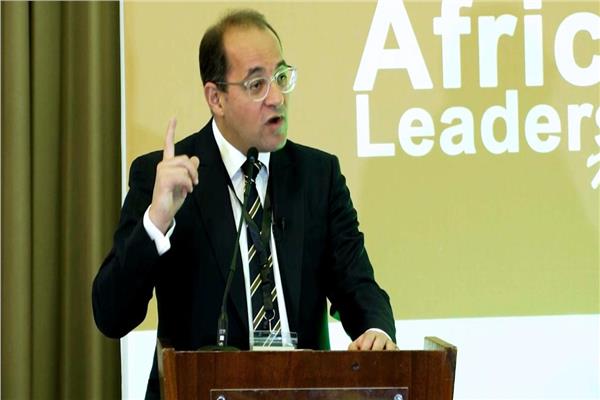 كجوك.. لقمة افريقيا بلندن.. بعد فوزه بجائزة أفضل وزير مالية بالقارة السمراء