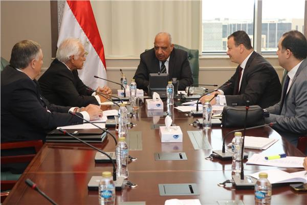وزير الكهرباء يبحث مستجدات مشروع الربط الكهربائي بين مصر واليونان