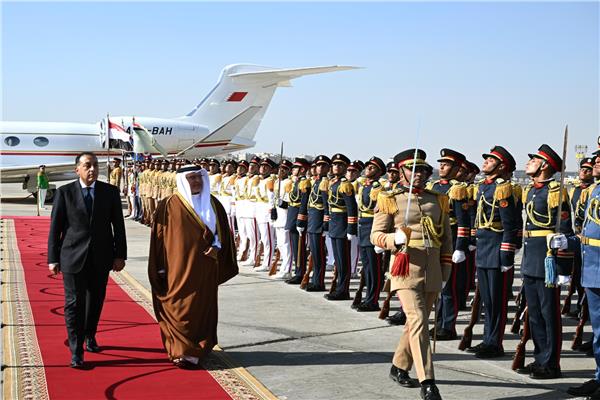 رئيس الوزراء يستقبل ولي عهد مملكة البحرين بمطار القاهرة الدولي