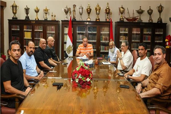 تفاصيل اجتماع الخطيب مع الجهاز الفني الجديد للأهلي بحضور يوسف و«التخطيط»