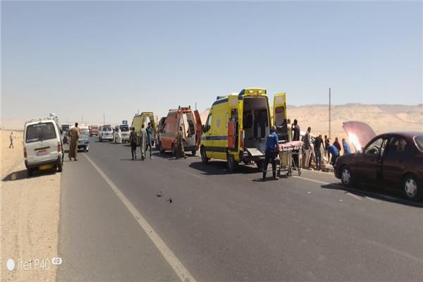 3 وفيات و 15 مصابًا.. ارتفاع أعداد ضحايا لحادث صحراوي قنا