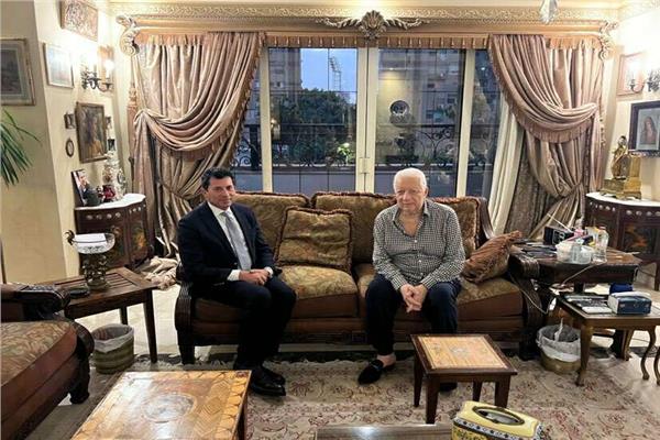 وزير الرياضة يطمئن على الحالة الصحية لحسين لبيب ومرتضى منصور