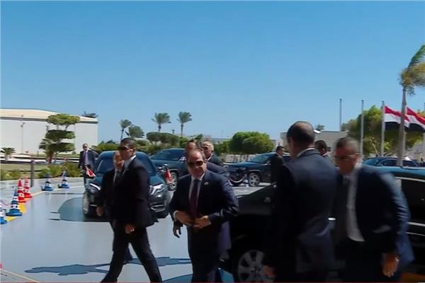 وصول الرئيس السيسي لاستقبال قادة وزعماء العالم المشاركين في قمة شرم الشيخ| فيديو