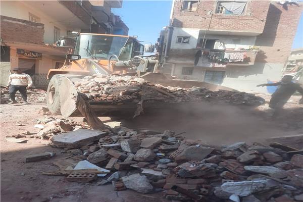 إزالة كلية لـ عقار آيل للسقوط بمركز منيا القمح بالشرقية